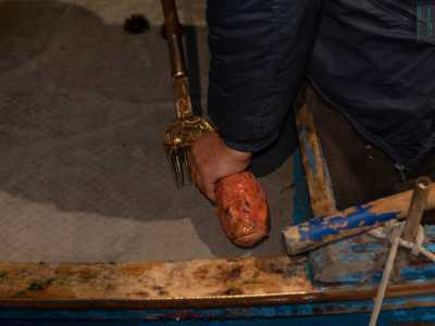 Il malcapitato � uno scorfano di un intenso arancione che finisce subito sul bancale in legno del gozzo. L�antica �pesca a fuoco� si � quindi materializzata davanti ai nostri occhi
